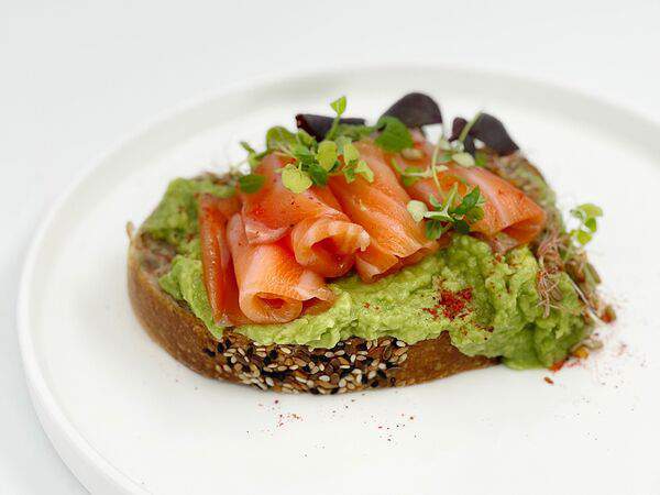Organic Origin - Тост с лососем и гуакамоле