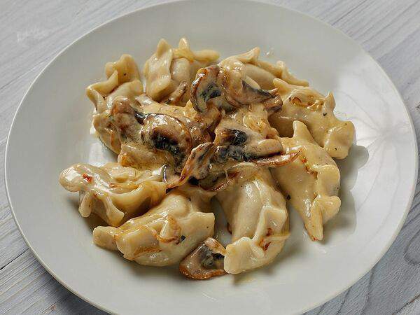 Галушка - Вареники в заливке со сливочным соусом с шампиньонами