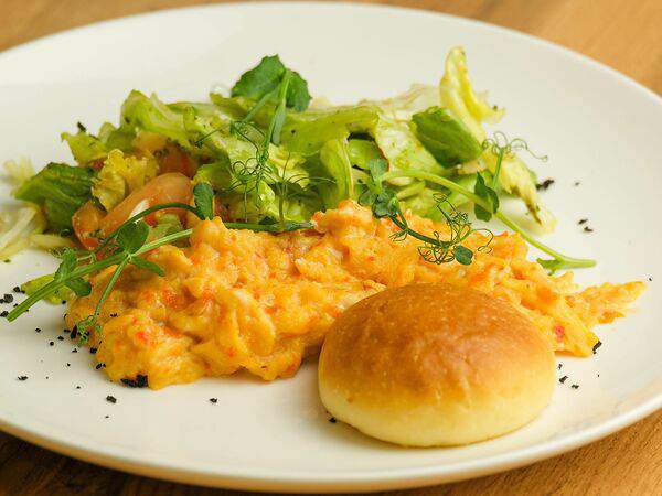 Нельзя - Скрэмбл с печеным перцем, салатом и домашней булочкой