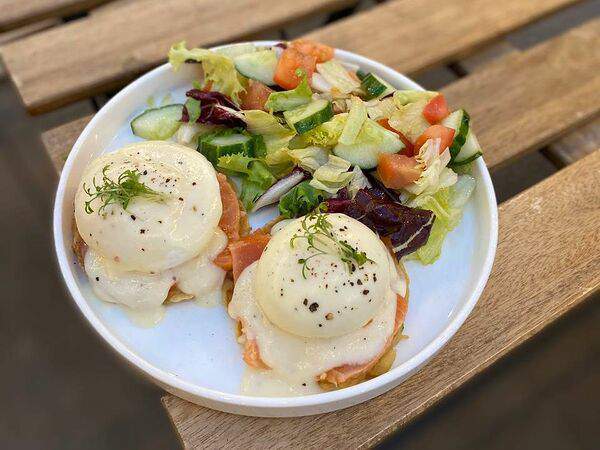 Кофейня кунак - Драники с лососем и яйцом пашот