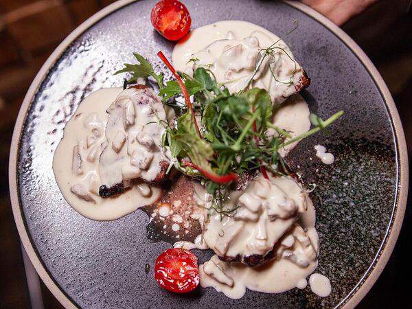 Loft Cafe - Медальоны из телятины с грибами в сливочном соусе