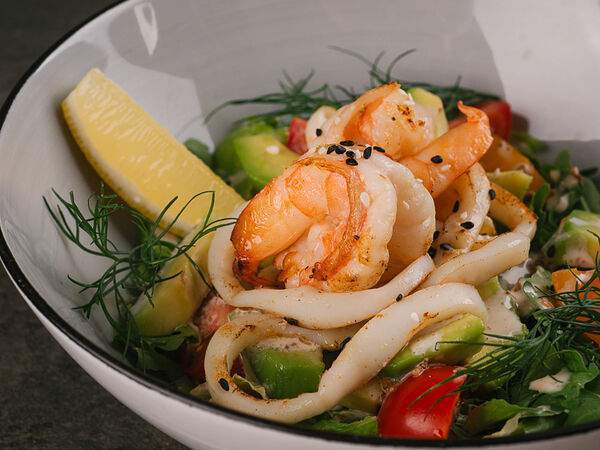 The Kitcha - Салат с морепродуктами и ореховым соусом