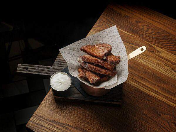 Брюссель - Гренки с сыром чеддер и чесноком