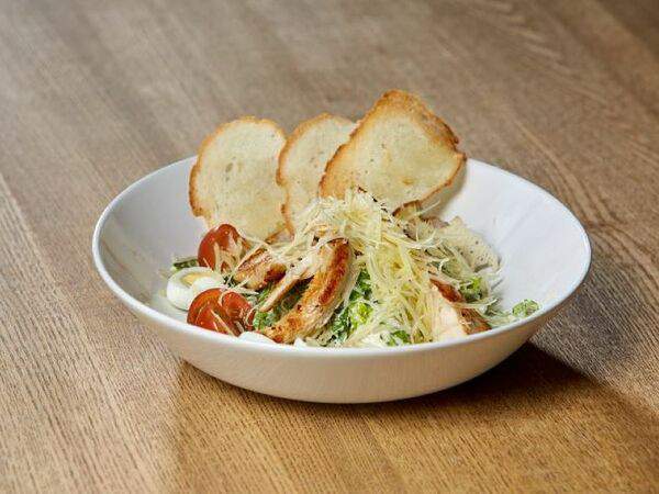 Рельс - Салат Цезарь с куриной грудкой