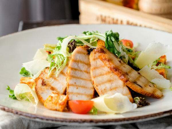 #МамаДома - Салат с курицей и пармезаном