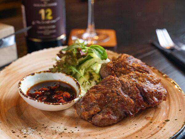 Винный бар Виновен! - Кантри стейк с миксом салатов и острым гранатовым соусом