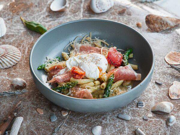 Прованс - Паста с соусом из спаржи, яйцом пашот и хамоном