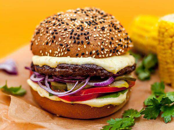 Saint Burger & Pizza - Классический бургер с говядиной, овощами и сулугуни