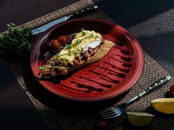 Кофейня 8512 - Яйцо бенедикт с беконом и авокадо