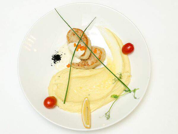 Царская охота - Щучьи котлетки с картофельным пюре и икорным соусом