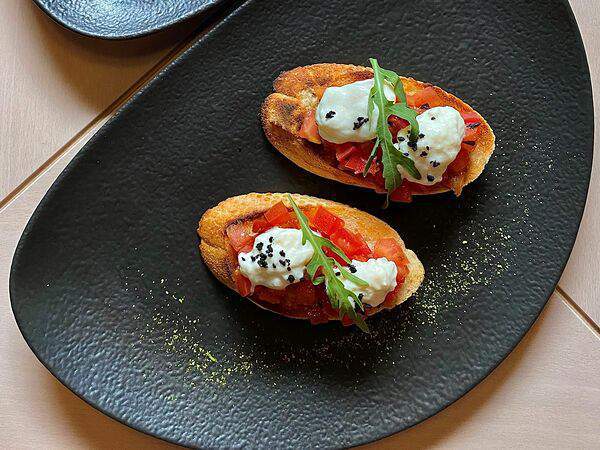 Ресторан Амо - Брускетта с томатами и страчателлой
