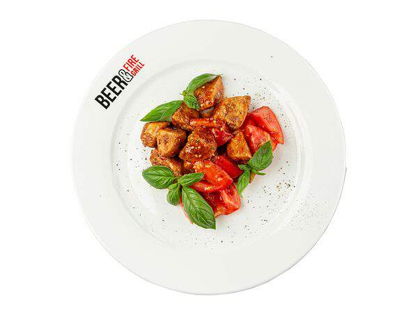 Beer & Fire Grill - Тёплый салат с хрустящими баклажанами и томатами