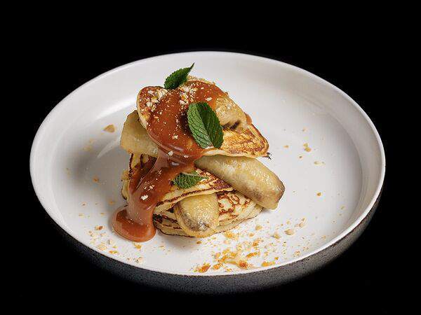 Мона - Оладьи с жареным бананом и карамелью