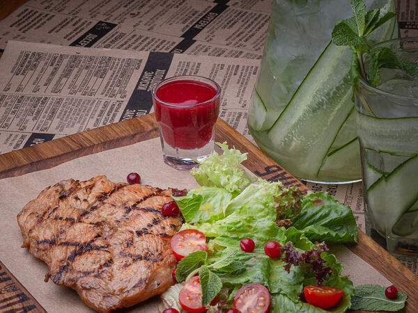 Изи Паб - Стейк из индейки с листьями салата и клюквенным соусом