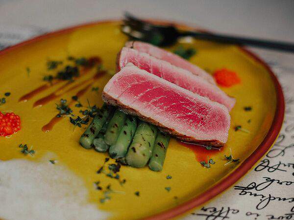 Кран Диван - Тунец обжаренный на гриле со спаржей