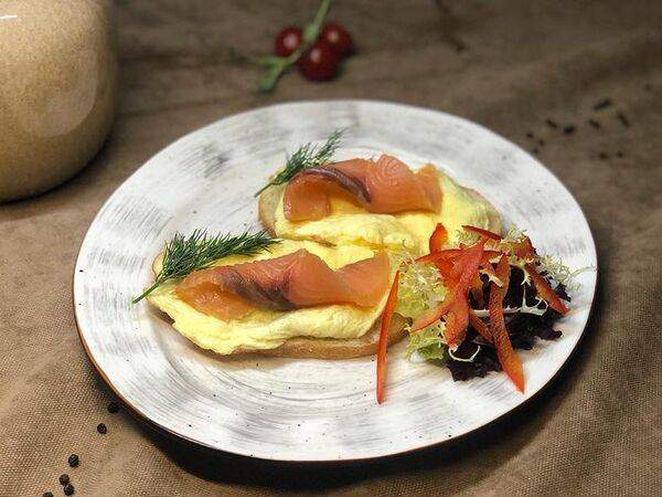 Baranka cafe & bar - Скрэмбл на чиабатте с лососем