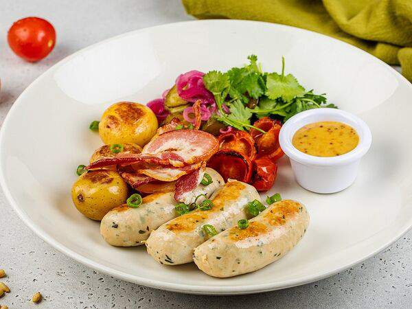 АндерСон - Колбаски мюнхенские с печеным картофелем, маринованным луком, обжаренным беконом и сладкой горчицей