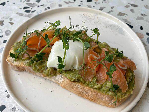 Black Fox - Яйцо Пашот с лососем и гуакамоле