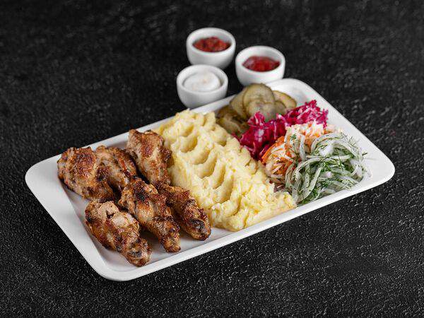 Ливан Хаус - Шашлык из куриных крылышек с гарниром, салатом и соусами
