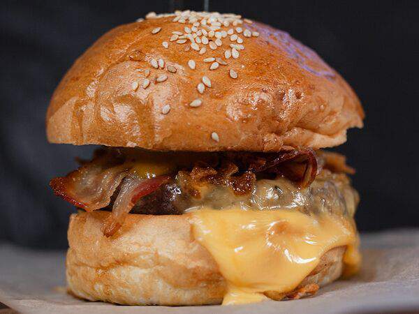 Goodson bar - Бургер от шефа с медово-горчичным карри