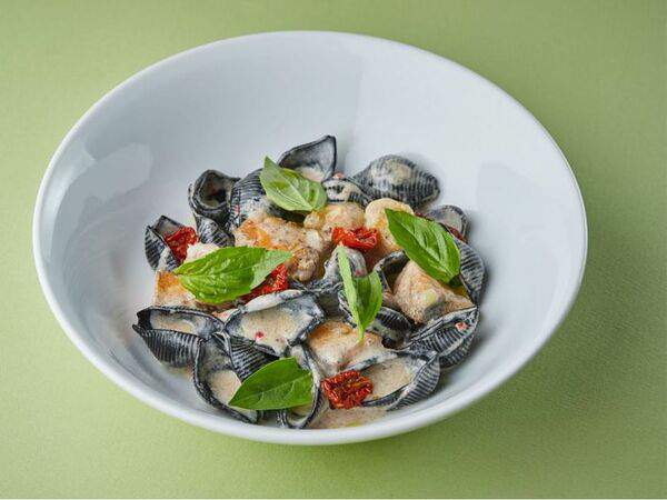 Osteria Mario - Конкильони нери с лососем и гребешком в сливочном соусе