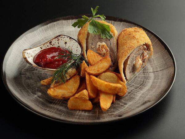 Мираж - Cвинoй рулет с картофельными дольками