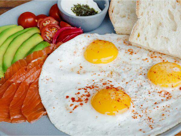 Sunny - Завтрак с яичницей, лососем, авокадо, сыром и эстрагоном