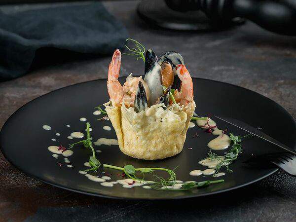 Кафе Миндаль - Теплый салат с морепродуктами