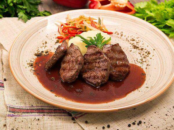 Семейное кафе - Медальоны из языка с картофельным пюре