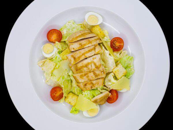 Золотая маска - Салат Цезарь с куриной грудкой