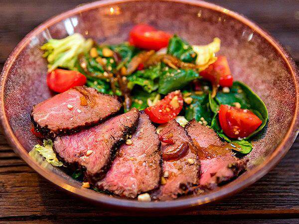 Мясной ресторан Ребро - Салат Фирменный с азиатским ростбифом