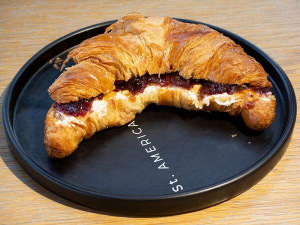 Saint Americano - Круассан с рикоттой и соленой карамелью