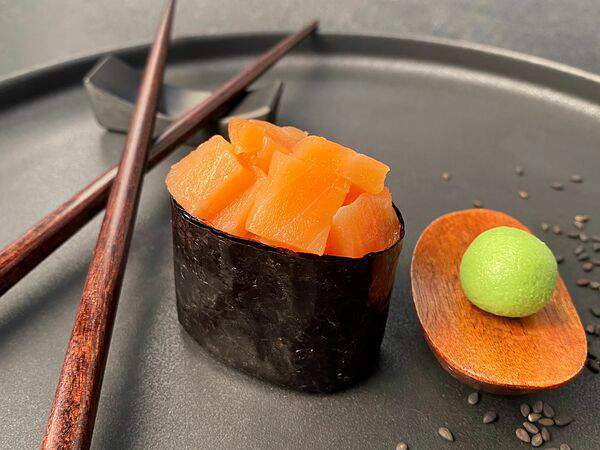 Лосось sushi & oysters - Гункан с лососем