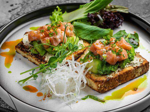 Umi asian kitchen & bar - Лосось маринованный в соусе шисо, авокадо, салат