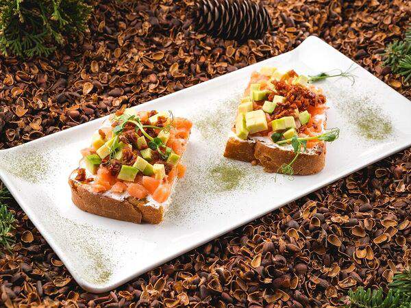 Chalet River Club - Брускетта с лососем и авокадо