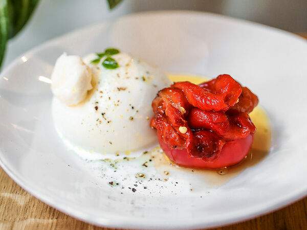 Сыроварня - Салат с Бурратой на печёном перце и помидорами