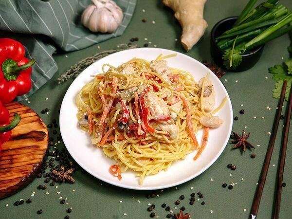 МамАзия - Яичная лапша с куриным филе в сливочно-чесночном соусе