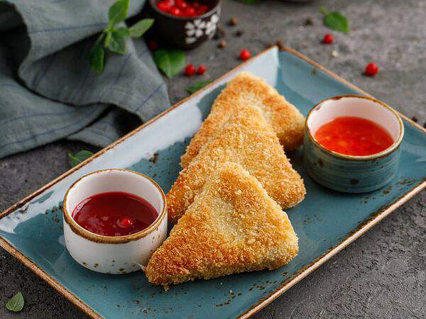 Охота на енота - Жареный сулугуни с ягодным и остро-сладким соусом