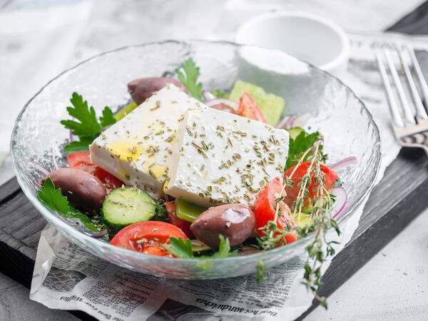 Урюк - Греческий салат с оливковым маслом