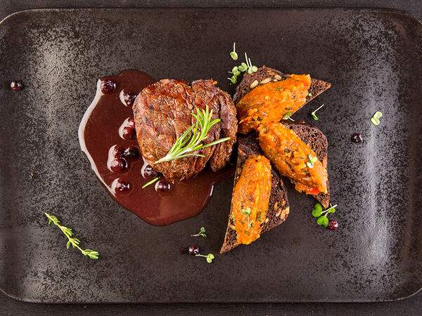 Стейк давай - Филе-миньон с ягодным соусом