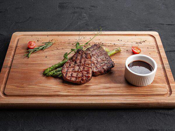 Aura Verdant Restaurant - Медальоны с соусом pepper