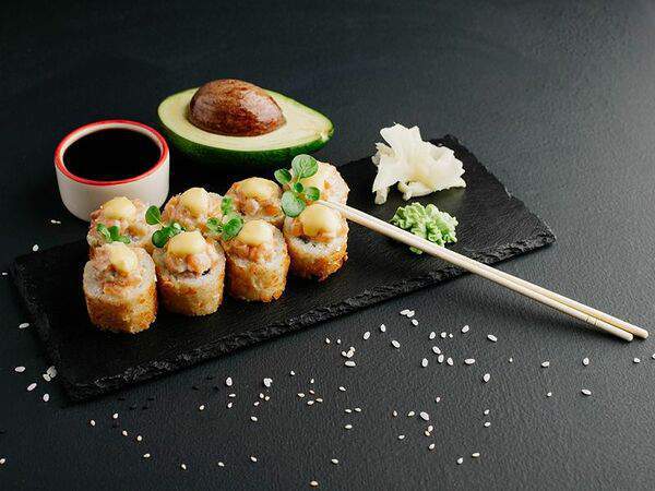 Молодость Kitchen & Bar - Хрустящий ролл с лососем и соусом манго