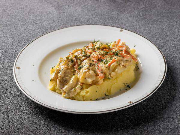 Дача хаус - Судак в сливочном соусе с картофельным пюре