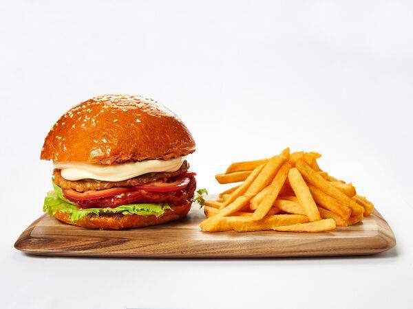 Kannam Chicken - Каннам бургер с соусом Чили и картофель фри и кетчуп