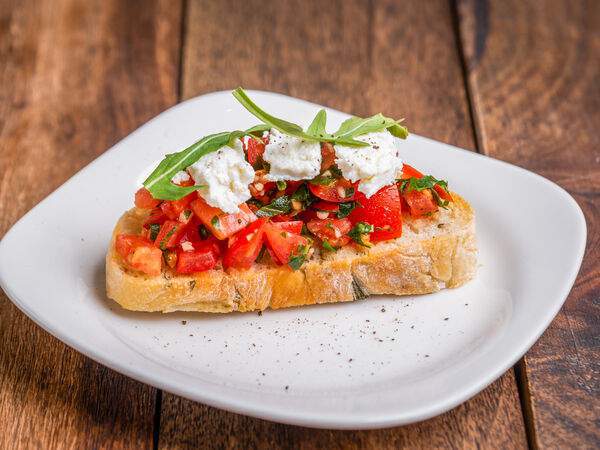 Волконский - Брускетта с томатами и сыром рикотта