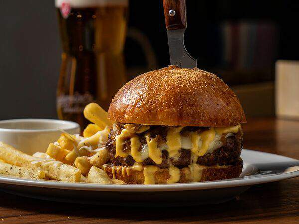 Дафт паб - Daft бургер и картофель фри с кетчупом