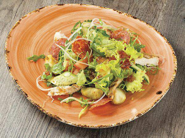 Челси паб - Салат с куриным бедром и молодым картофелем