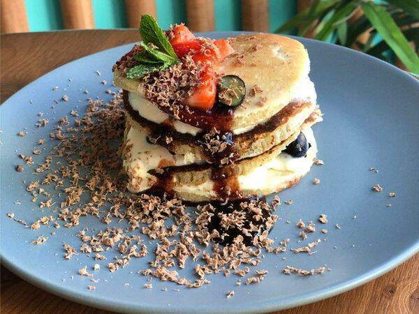 Кофейня Зеленая Улица - Панкейки со сливочным кремом и свежими ягодами