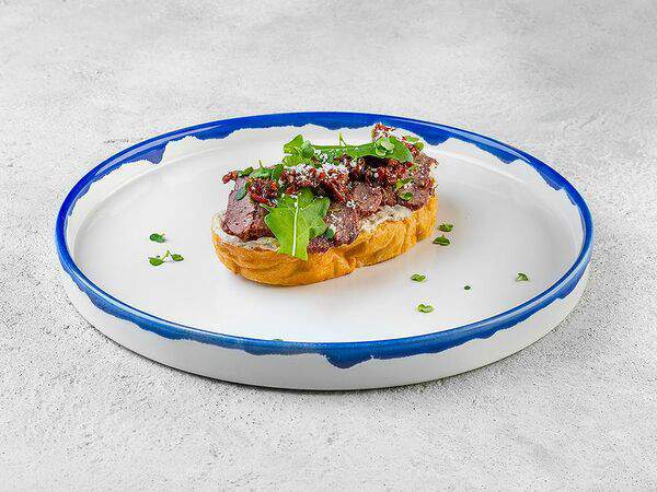 Эпикур Bar & Kitchen - Брускетта с говядиной и вялеными томатами