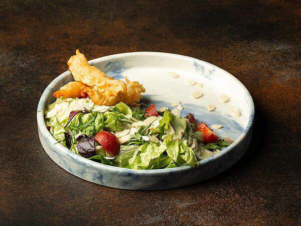 Горячо Азия - Креветка темпура с зеленым салатом